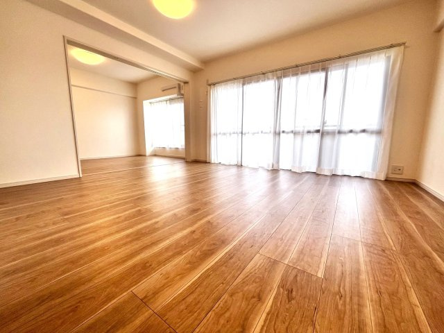 サーパス周船寺の居間・リビング|南向き陽当たり良好なので、居心地が良いお部屋になりそうです☆