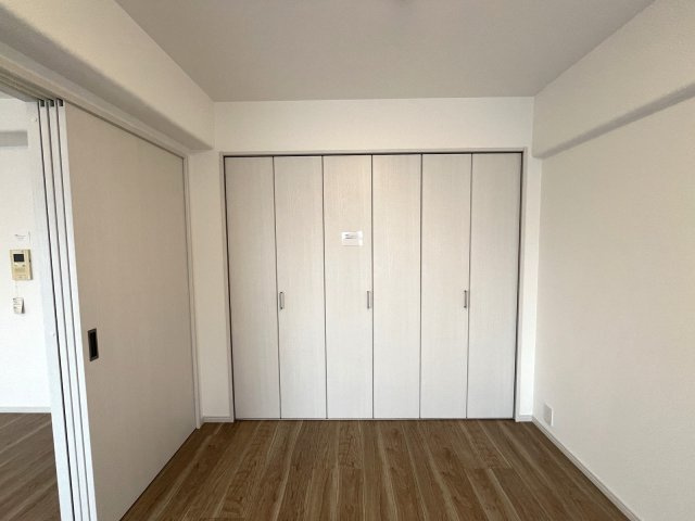 サーパス周船寺の洋室|スライド式の間仕切りのある居室です♪
開いたままにしてリビングを大きく使うことも可能です♪