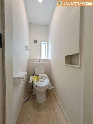 Cradle garden　大泉町寄木戸第18のトイレ|シンプルで清潔感のあるトイレ
窓付きで明るく、お掃除しやすいシンプルな空間♪