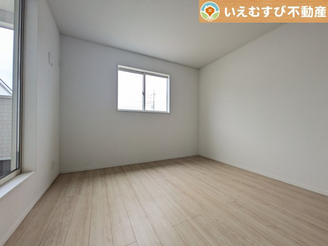 Cradle garden　大泉町寄木戸第18の洋室|シンプルで明るいお部屋
2面採光で日当り良好！シンプルなお部屋なので自分で家具を選ぶのが楽しみですね！