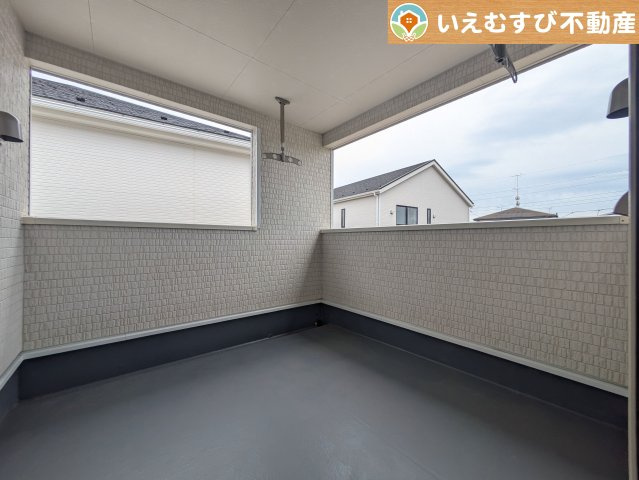 Cradle garden　大泉町寄木戸第18のバルコニー|ゆとりの広さのインナーバルコニー
急な雨でもインナーバルコニーなら安心！天気を気にせず干して外出できます♪