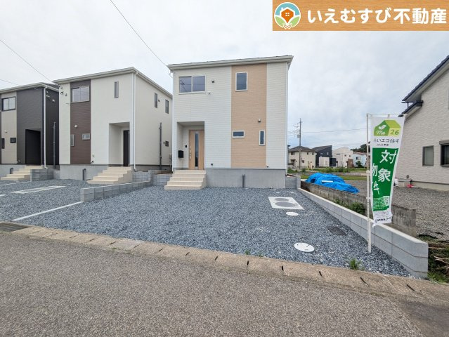 Cradle garden　大泉町寄木戸第18の駐車場|並列3台駐車可能なゆとりのカースペース
複数台車をお持ちでも、お友達が遊びに来てもゆとりの駐車スペース！