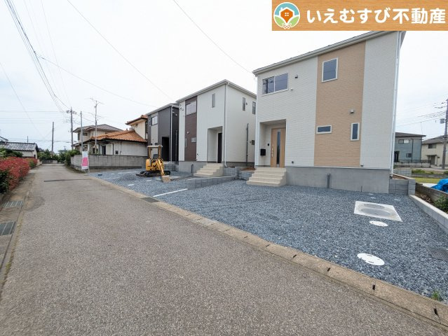 Cradle garden　大泉町寄木戸第18の前面道路含む現地写真|充分な広さの4ｍ前面道路
間口が広くお車の出し入れも問題なく行えるスペースが確保されています♪