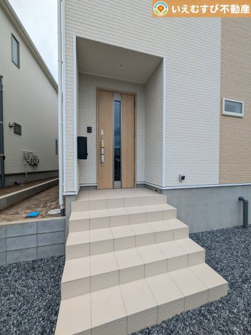 Cradle garden　大泉町寄木戸第18のエントランス|落ち着いた色づかいのエントランス
駐車場からアクセスの良いエントランス。雨の日や荷物が多くても安心の動線♪