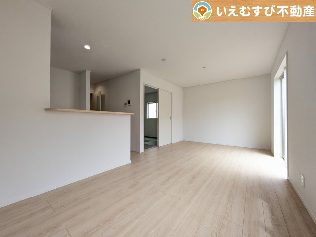 Cradle garden　大泉町寄木戸第18の居間・リビング|開放感と家族との距離感にこだわったＬＤＫ
採光たっぷりのリビングで休日には家族みんなでくつろげそうですね♪