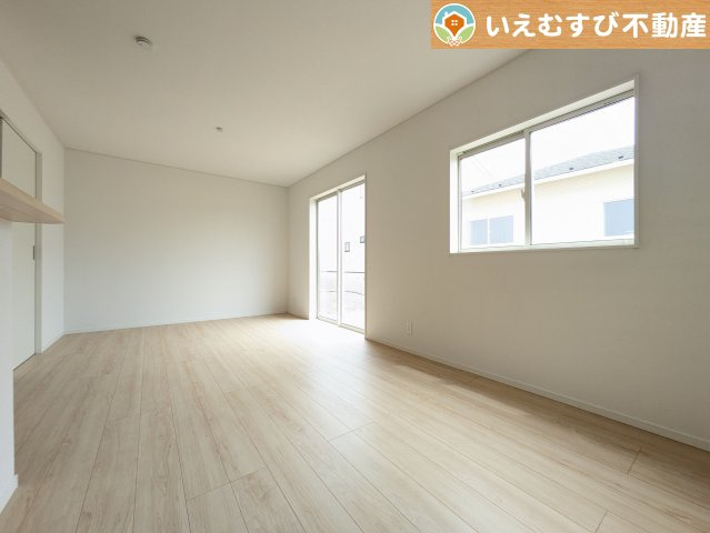 Cradle garden　大泉町寄木戸第18の居間・リビング|開放感と家族との距離感にこだわったＬＤＫ
採光たっぷりのリビングで休日には家族みんなでくつろげそうですね♪