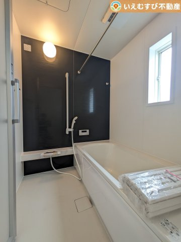 Cradle garden　大泉町寄木戸第18の浴室|モダンな配色の落ち着いた浴室
ダークトーンの壁面がアクセントになっておしゃれ！窓付きで空気の入れ替えも出来ます！