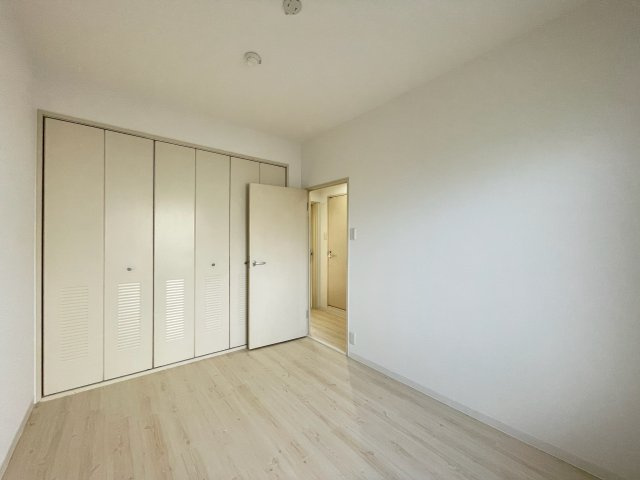 ロイヤルメゾン舞子坂の洋室