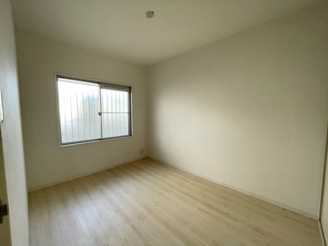 ロイヤルメゾン舞子坂の洋室