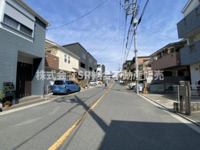 長田1丁目中古戸建の前面道路含む現地写真|小学校・スーパー・コンビニ・公園が徒歩10分圏内と近く、日々の生活も便利な立地です！