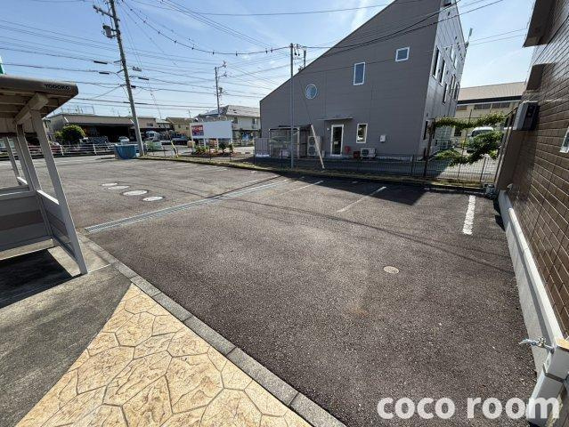 アジュールⅡの駐車場
