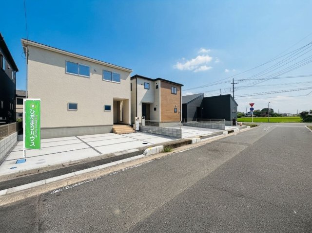 加須市三俣1丁目　新築一戸建て　03　リーブルガーデンの前面道路含む現地写真