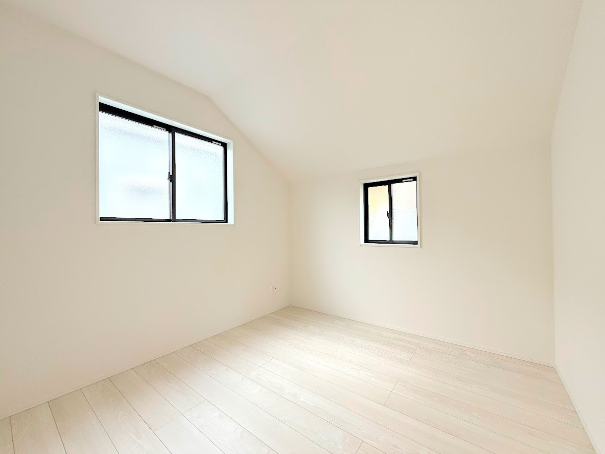 栄区飯島町　新築戸建の洋室|◆気持ちの良い風が室内へ入り込む居室。家具を配置しても広々ご利用いただけます！！