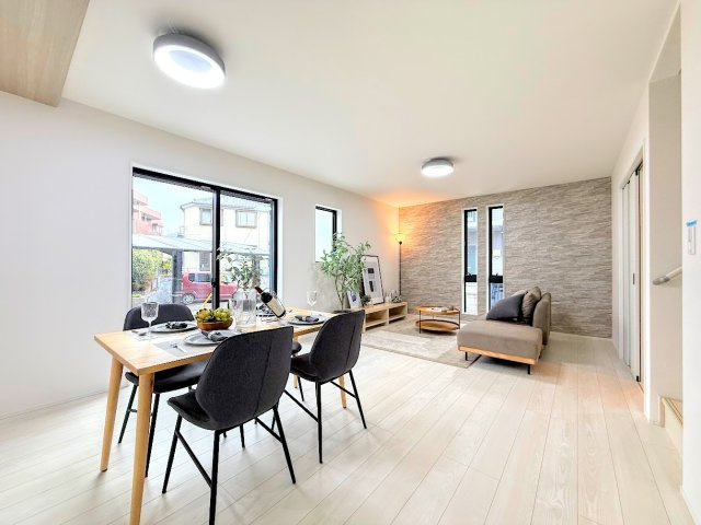 栄区飯島町　新築戸建の居間・リビング|◆広々としたリビング・ダイニングは、シックでモダンな内装。落ち着いた雰囲気に包まれて、伸びやかな空間のなかで、ゆったりと家族団らんのひとときを過ごせます。
