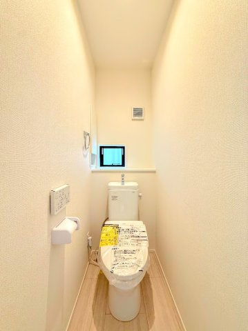 栄区飯島町　新築戸建のトイレ|◆清潔感のある白を基調とした落ち着ける空間。小窓をもうけていますので、こもりやすい空気の入れ替えも簡単に行えますね！