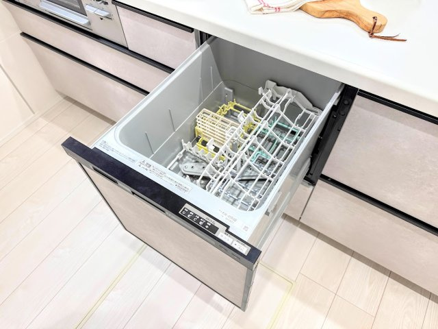 栄区飯島町　新築戸建の設備|◆食後の食器洗いは食洗機にお任せ！ご家族と団らんの時間を。家事の時短に効果大の食洗器付き。高温洗浄、節水効果もございます。