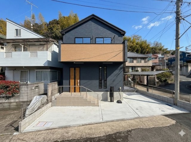 栄区飯島町　新築戸建の外観|◆一戸建てを中心とした街並みが整然と続き、周辺は高い建物が建っていないので、緑の多い閑静な趣を感じる環境です。街並みや周辺環境も重要なポイントです！！