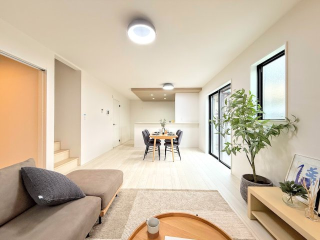 栄区飯島町　新築戸建の居間・リビング|◆一家だんらんのスペースとなるＬＤＫ。窓から明るい光が差し込み、思わず家族の会話も弾む快適な空間。(家具はイメージです)