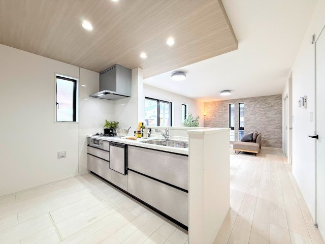 栄区飯島町　新築戸建のキッチン|◆キッチンからダイニングやリビングが見渡せるキッチン。料理をしながら家族とコミュニケーションをとれるだけでなく、大きな開放感も得られることができます。