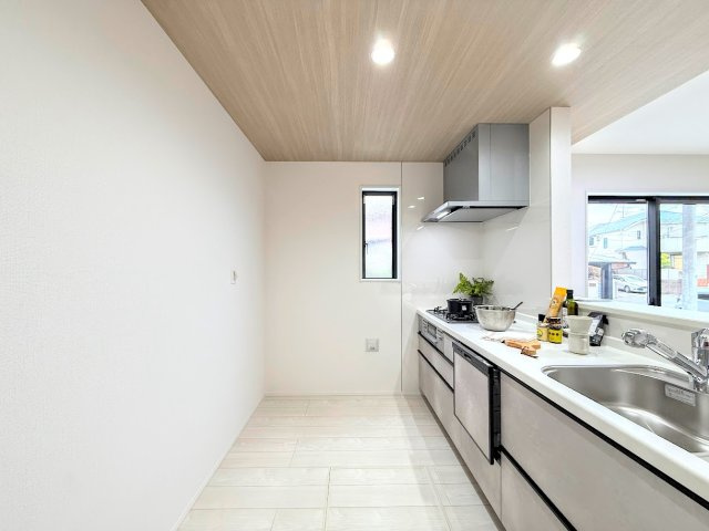 栄区飯島町　新築戸建のキッチン|◆デザイン性と機能性を兼ね備えたキッチンです。リビングスペースとの一体感が生まれ、広々空間を演出してくれます。