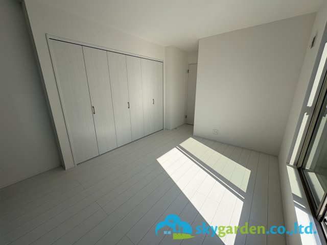 茅ヶ崎市松が丘2丁目　新築戸建　全3棟2号棟の寝室|落ち着いた色調の寝室です