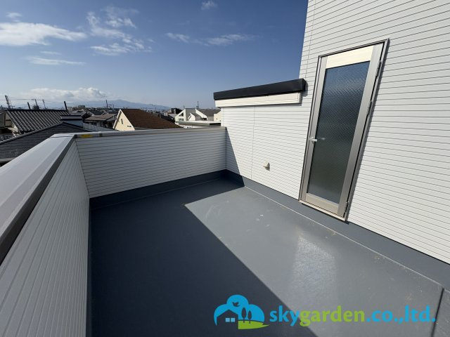 茅ヶ崎市松が丘2丁目　新築戸建　全3棟2号棟のバルコニー|眺望良好の屋上ルーフバルコニー
晴天時には江の島シーキャンドルや富士山も見えます