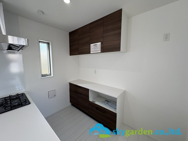 茅ヶ崎市松が丘2丁目　新築戸建　全3棟2号棟のその他|キッチン背面のカップボード