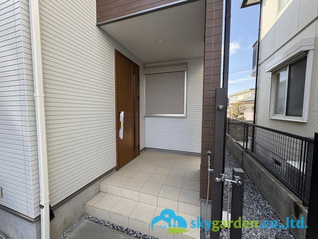 茅ヶ崎市松が丘2丁目　新築戸建　全3棟2号棟の外観|玄関ポーチの様子　
外に温水シャワー付いてます