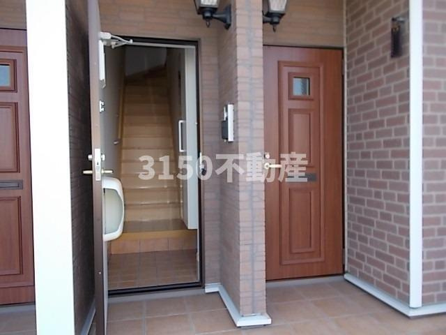 フローラ北館Ａの玄関