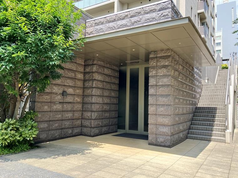 プラウド王子本町のエントランス