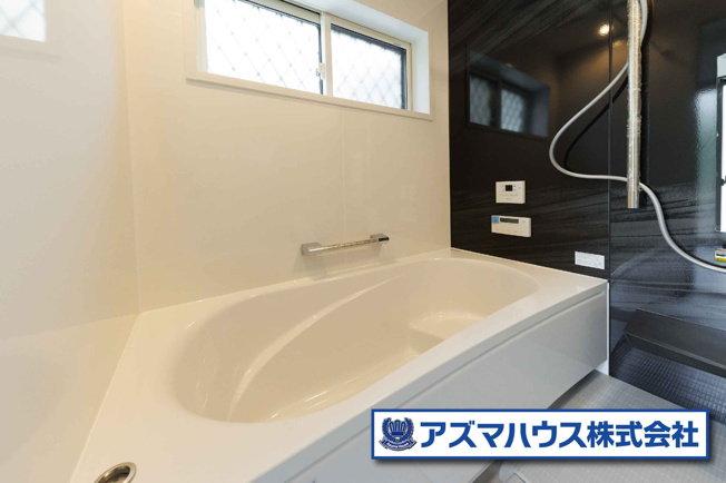 【浴室】 | 羽曳野市白鳥1丁目　中古戸建 | ゆったり1坪タイプの浴室！おうちで本格的なミストサウナが楽しめるミストカワックを搭載しています。