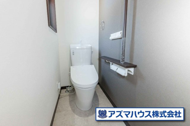 【トイレ】 | 羽曳野市白鳥1丁目　中古戸建 | 温水洗浄便座付のトイレで、冬の寒い時期でも快適！手すりを設置し、老後のことにも配慮した設計です。