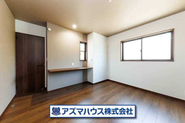 【寝室】 | 羽曳野市白鳥1丁目　中古戸建 | 7.2帖の主寝室！ご夫婦二人のベッドを配置しても十分な広さが確保された広々空間。