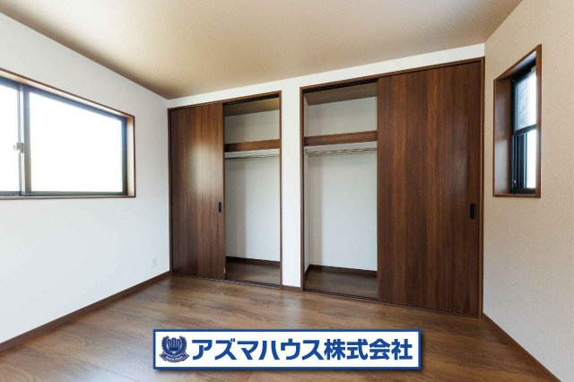 【寝室】 | 羽曳野市白鳥1丁目　中古戸建 | 7.2帖の主寝室！引き戸タイプのWクローゼット付きで、ご夫婦それぞれの収納を確保しています。
