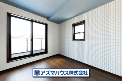 【洋室】 | 羽曳野市白鳥1丁目　中古戸建 | お子様のお部屋にピッタリ！チェック柄のアクセントクロスが可愛らしい5.2帖の洋室です。