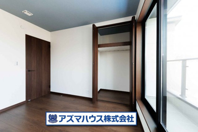 【洋室】 | 羽曳野市白鳥1丁目　中古戸建 | 5.2帖の洋室！随所に収納スペースを設けているため、生活空間を有効的にご使用いただけます。