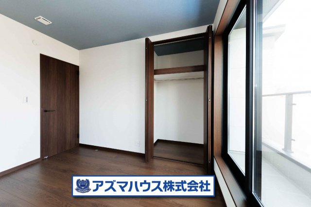 【洋室】 | 羽曳野市白鳥1丁目　中古戸建 | 5.2帖の洋室！随所に収納スペースを設けているため、生活空間を有効的にご使用いただけます。