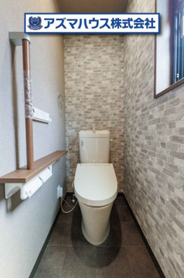 【トイレ】 | 羽曳野市白鳥1丁目　中古戸建 | 各階にトイレがあるので、朝の混雑も解消！トイレのたびに階段を上り下りする手間もありません。