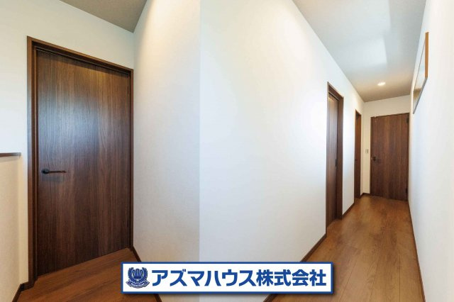 【内装】 | 羽曳野市白鳥1丁目　中古戸建 | 暗い空間になりがちな廊下も、高窓を設置することで、影の中に光が降り注ぐ空間に！