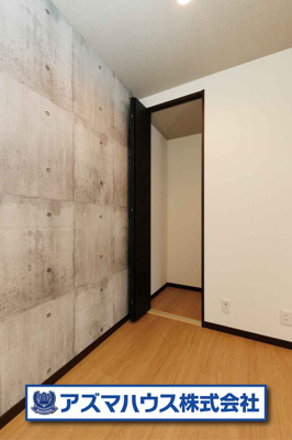 【収納】 | 羽曳野市白鳥1丁目　中古戸建 | なにかと物が溢れがちなリビングに、マルチにご使用いただける収納スペースを設けました！