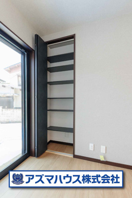 【収納】 | 羽曳野市白鳥1丁目　中古戸建 | 可動棚付きのリビング収納！リビングは家族が集まる場所だからこそ、よく使う物は取り出しやすい所へ収納。