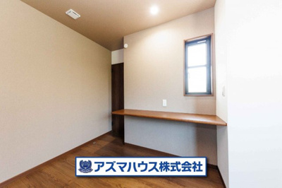 【内装】 | 羽曳野市白鳥1丁目　中古戸建 | 7.2帖主寝室には、テレワークに、趣味に、勉強にと多様にお使い頂けるカウンターを設置しています！