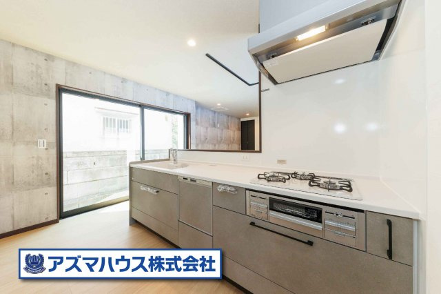 【キッチン】 | 羽曳野市白鳥1丁目　中古戸建 | お鍋やフライパンも出し入れしやすい、スライド式の収納！調理スペースをより広くお使いいただけます。