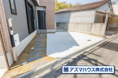 【駐車場】 | 羽曳野市白鳥1丁目　中古戸建 | カースペース3台分有り(車種による)！間口は15m超なので、車の出し入れもスムーズです。保育園や幼稚園、小学校が徒歩圏内に揃い、これから子育てを始めるファミリーにもピッタリです