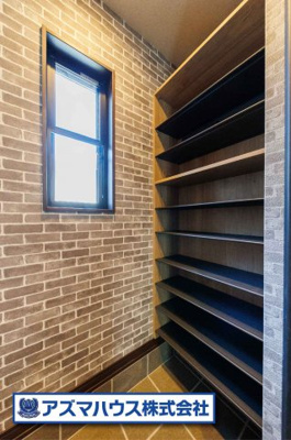 【玄関】 | 羽曳野市白鳥1丁目　中古戸建 | 大容量のシューズクローゼット付き！※掲載中の写真は広角レンズで撮影のため、実際の見え方とは異なります。