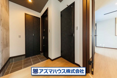 【玄関】 | 羽曳野市白鳥1丁目　中古戸建 | お家の顔である玄関は広々としたスペース。荷物を持っての出入りもストレスなく行えます。