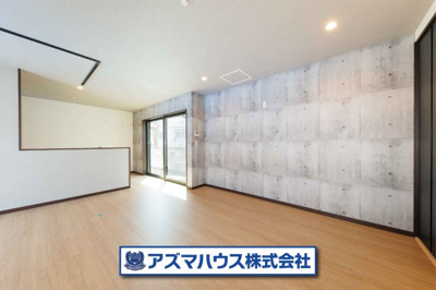 【居間・リビング】 | 羽曳野市白鳥1丁目　中古戸建 | 広々18帖のLDK！食事の団らんや休日のリラックスタイムなど、家族での時間をより楽しく過ごせそうです。