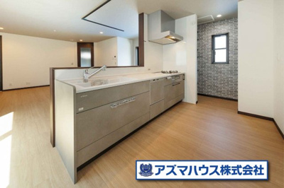 【キッチン】 | 羽曳野市白鳥1丁目　中古戸建 | 子育て世代にも嬉しいゆったりサイズの対面式キッチン！耐久性・耐熱性に優れたガラストップコンロを採用。