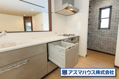 【キッチン】 | 羽曳野市白鳥1丁目　中古戸建 | 手に優しく節水もできる食洗機付き！食器を一気に丸洗いでき、家事の時短にもつながります。