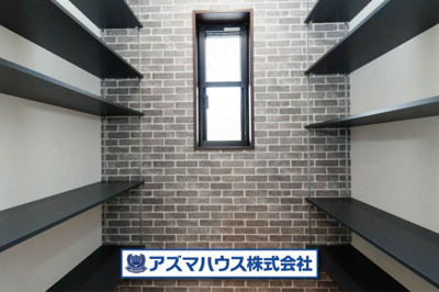 【収納】 | 羽曳野市白鳥1丁目　中古戸建 | キッチン横に、収納力のあるパントリーを設置！キッチンがきれいに片付き、家事もしやすくなりますね。